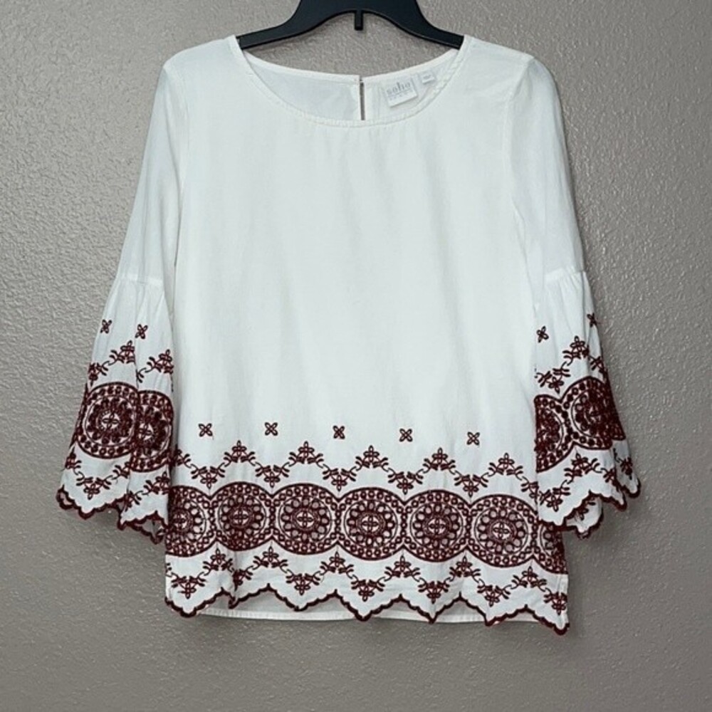 SOHO New York and Jeans Co women’s small medallion embroidered top white/maroon